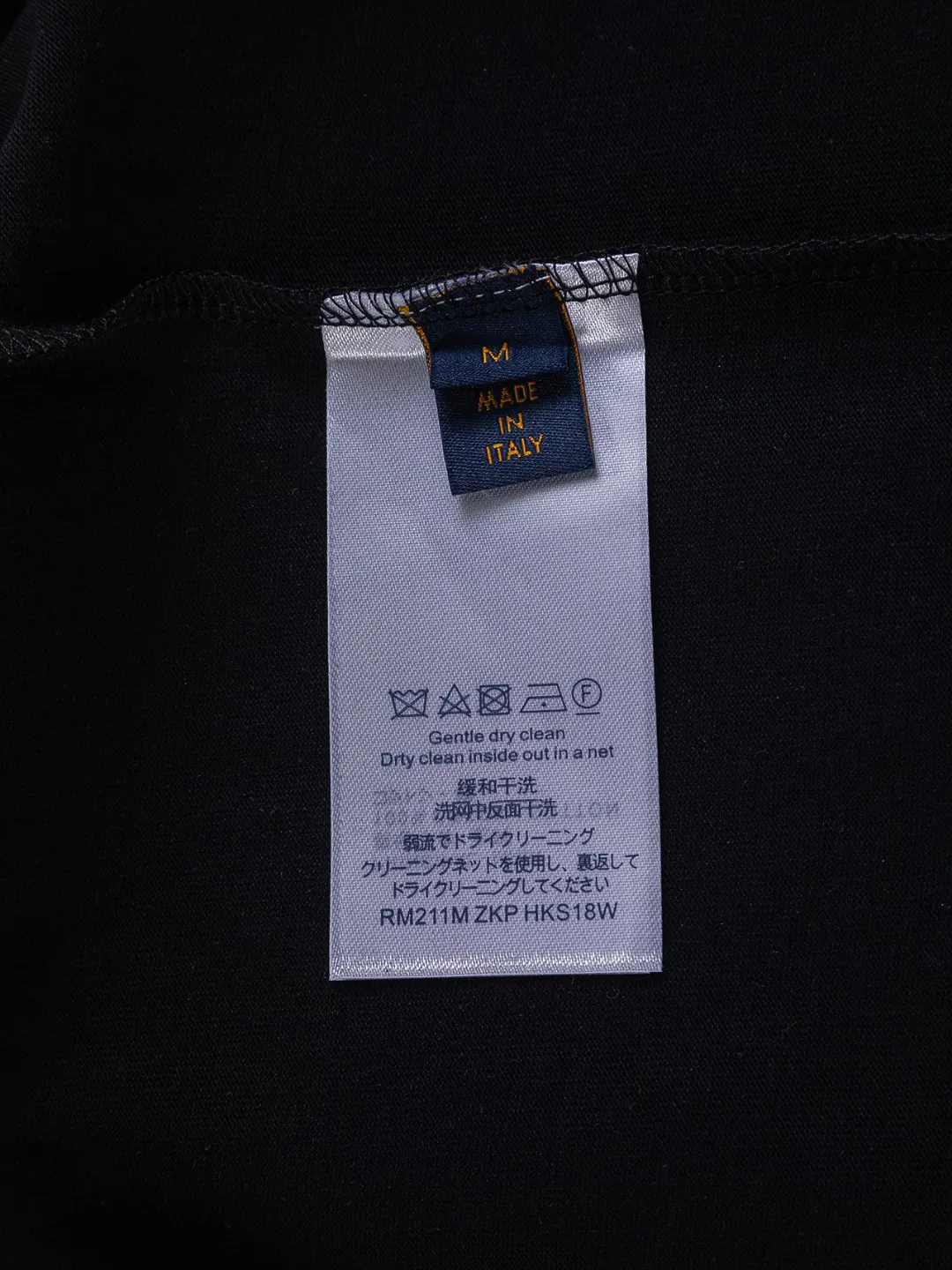 🅿️210 Louis Vuitton 1V LV slightly wide version S-XL lv 26SS LV new product counter catwalk style heavy-duty letter embroidery stitching colorful print on the chest 🪡 embroidered logo is the same for men and women! Short-sleeves are not the same as the general public, but must be unique and eye-catching. This LV short-sleeves is all about quality, comfort, consistent style, fashion, including fabrics and cutting techniques, all of which have been made with great effort! 320 grams of washed pure cotton fabric, pure cotton is breathable, very refreshing and comfortable for daily wear. The rib knitting on the neckline is smooth and tight, and the neckline will not be skewed if you toss it at will. The loose version, you will find that it looks really good on the upper body. The overall is minimalist and neat, super versatile for daily use! Pair it casually with a pair of pants for a youthful look. A T-shirt will make your outfit crazy. It is a fashionable item that can never go wrong! Color: Black White Size: S-XL Size chart: S: Shoulder width 50-Bust 56-Length 70 M: Shoulder width 52-Bust 57-Length 72 L: Shoulder width 54-Bust 59-Length 74 XL: Shoulder width 56-Bust 62-Length 76